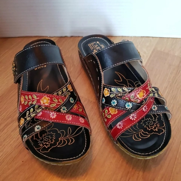 L'artiste Spring Step Black Leather Slip On Sandals Sz 40 US 9 Tooled Floral - Picture 2 of 6